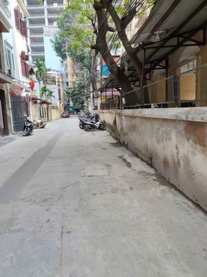 Cho thuê nhà Đường Láng 40m², 2,5 tầng, thông sàn, 2PN, 7 triệu/tháng