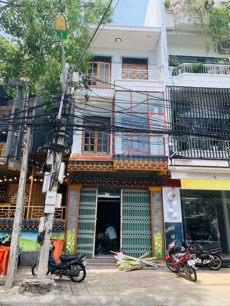 Дом на 3 этажа на оживлённой улице Nguyễn Thị Minh Khai — 25 млн/мес