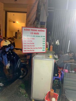 cô Mười bán bánh tráng nướng