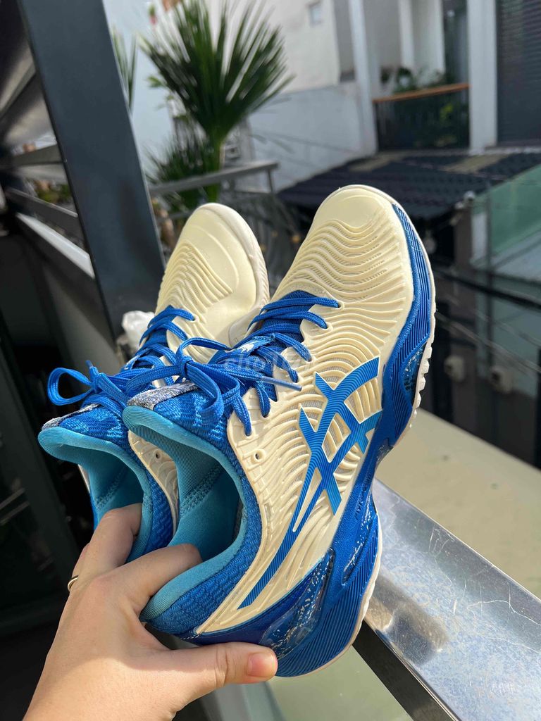 Dư đôi giày thể thao đánh tennis chạy bộ asics
