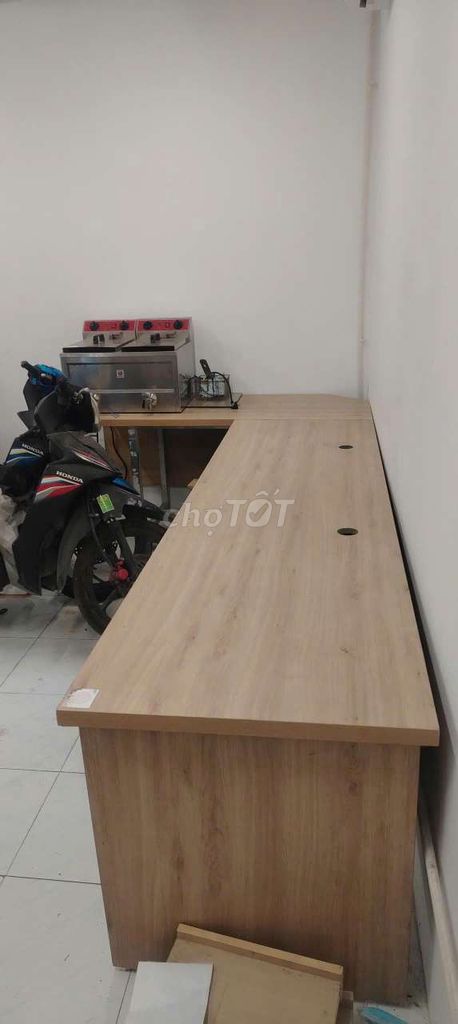 Bàn làm việc gỗ kim loại vân gỗ. Mua bán Bàn ghế tại Thành phố Thủ Dầu Một Bình Dương được đăng bởi Hiệp Phan Văn hình 1