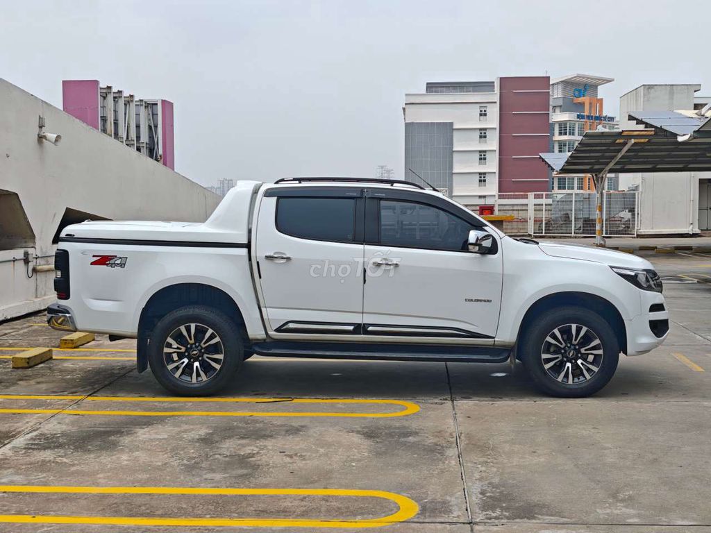 Белое 5-местное автомобильное масло Chevrolet Colorado