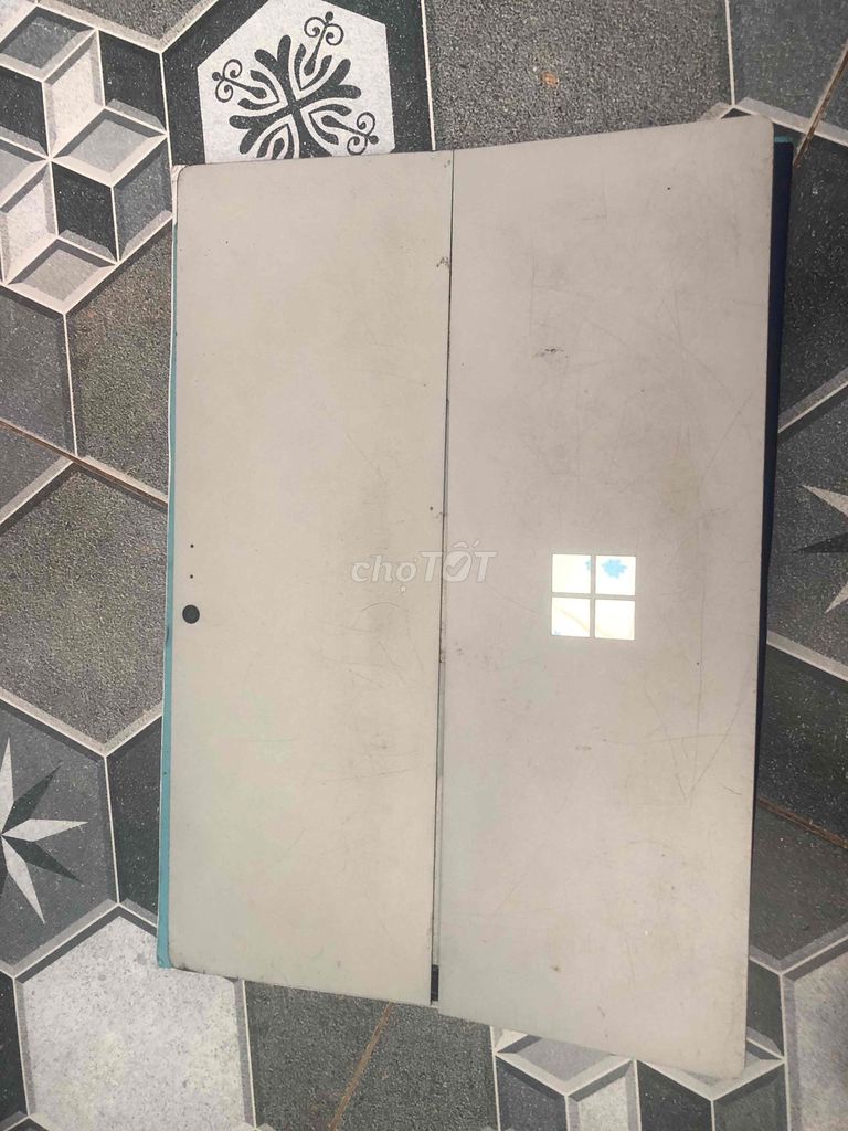 Microsoft Surface Xám Màn hình nứt. Mua bán Máy tính bảng tại Huyện Xuyên Mộc Bà Rịa - Vũng Tàu được đăng bởi Le Thi Truc Ly hình 1