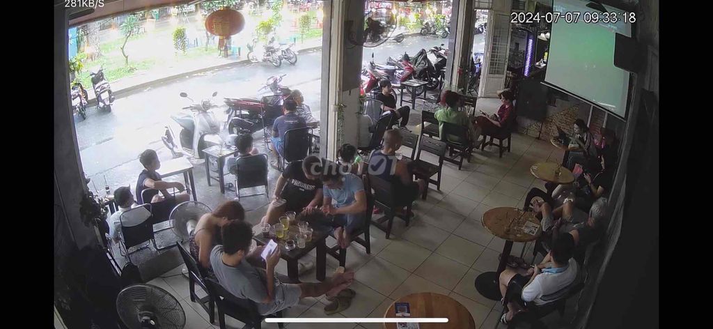 Sang quán cà phê Nguyễn Sỹ Sách, quận Tân Bình