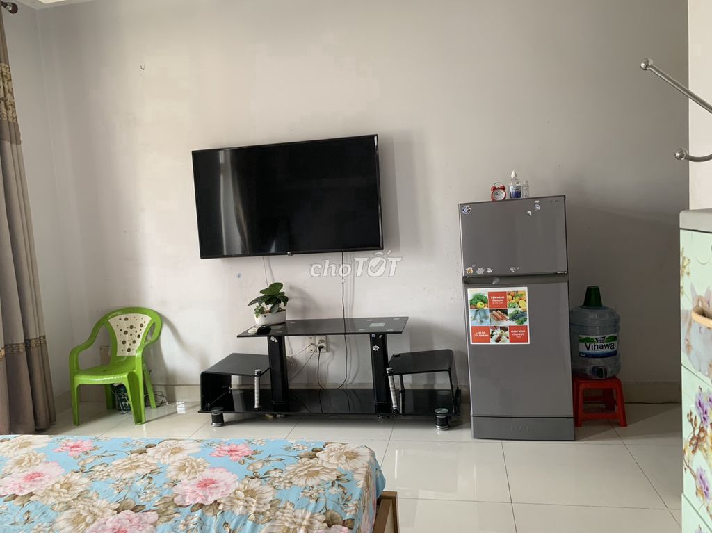 Cho thuê phòng đẹp, trung tâm quận Tân Phú, có chổ đậu xe hơi