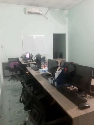 *** NỮ NHÂN VIÊN CSKH tại cửa hàng