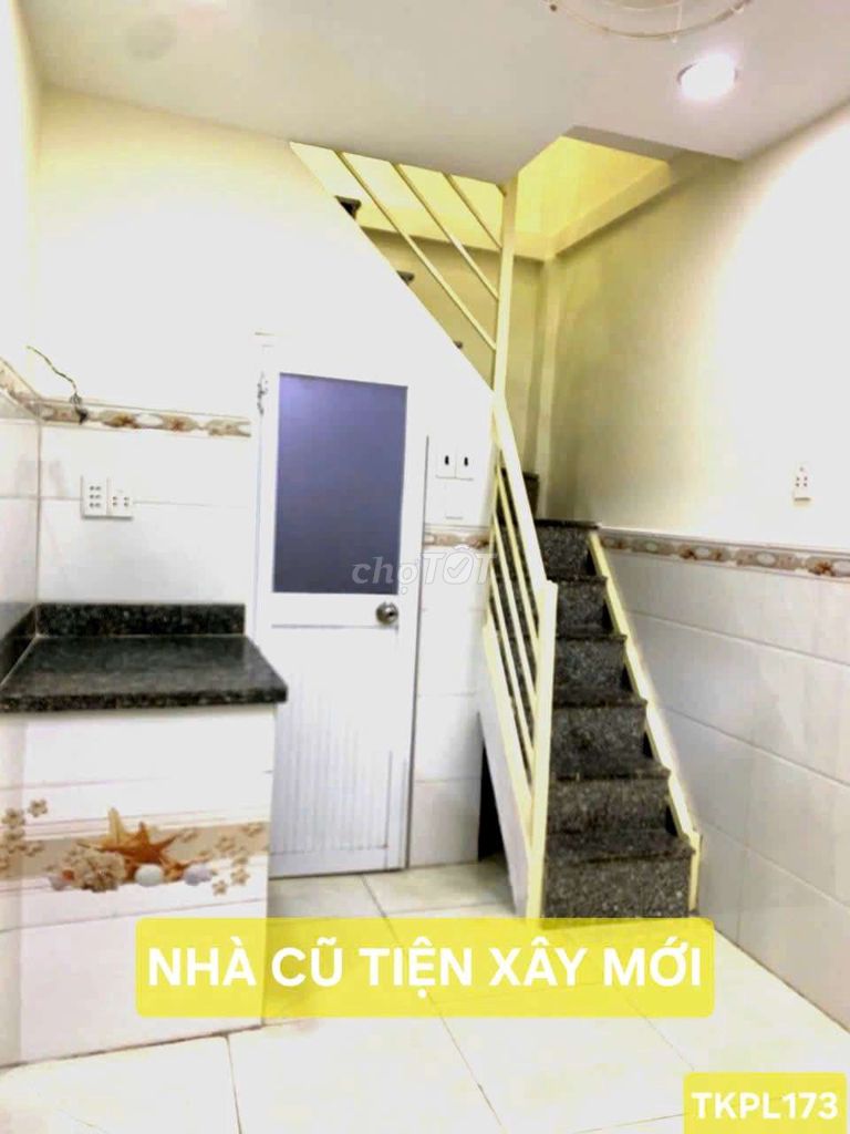 УГЛОВОЙ УЧАСТОК ПЛОЩАДЬЮ 3 КВ. РАСЦВЕЛ ПОСЛЕ ТОГО, КАК УДАЛОСЬ ДОГОВОРИТЬСЯ О СТРОИТЕЛЬСТВЕ ТРЕХЭТАЖНОГО ДОМА С ДВУМЯ ЧЕСНОЧНЫМИ ЛИСТЬЯМИ