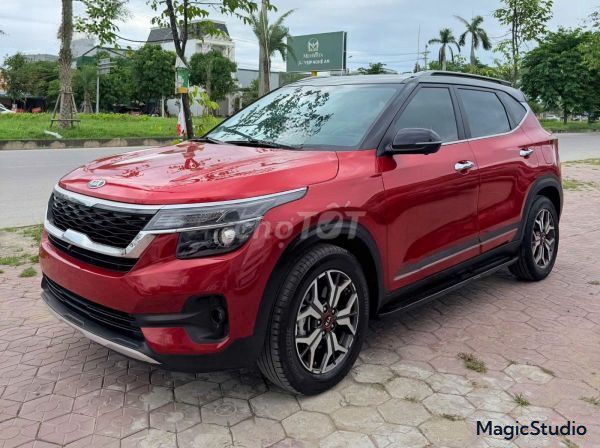 Красный Kia Seltos Luxury на 5 мест