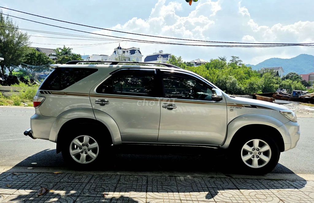 Toyota Fortuner 2.7V 2012 АКПП Серебристый