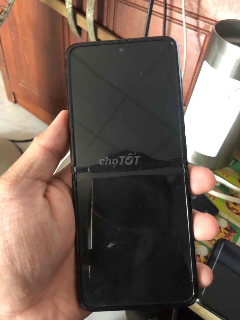 Samsung Galaxy Z Flip Đen/Trắng Đã dùng. Mua bán Điện thoại tại Thành phố Thủ Đức Tp Hồ Chí Minh được đăng bởi Nguyễn Tường hình 1
