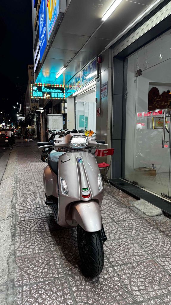 Vespa Sprint hồng Porsche. Mua bán Xe máy tại Quận Phú Nhuận Tp Hồ Chí Minh được đăng bởi VESPA  PIAGGIO BẢO HƯNG Vespa cũ trả góp  hình 2