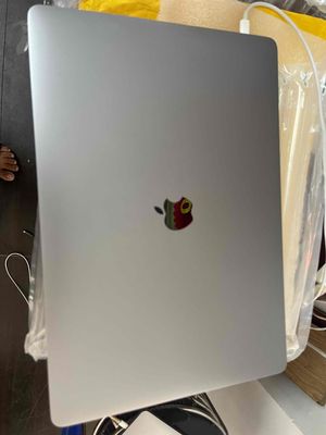 Macbook pro 15” 2016 i7/16g/256g/vga2g bể màn,xám. Mua bán Laptop tại Quận 3 Tp Hồ Chí Minh được đăng bởi Phúc Nguyễn