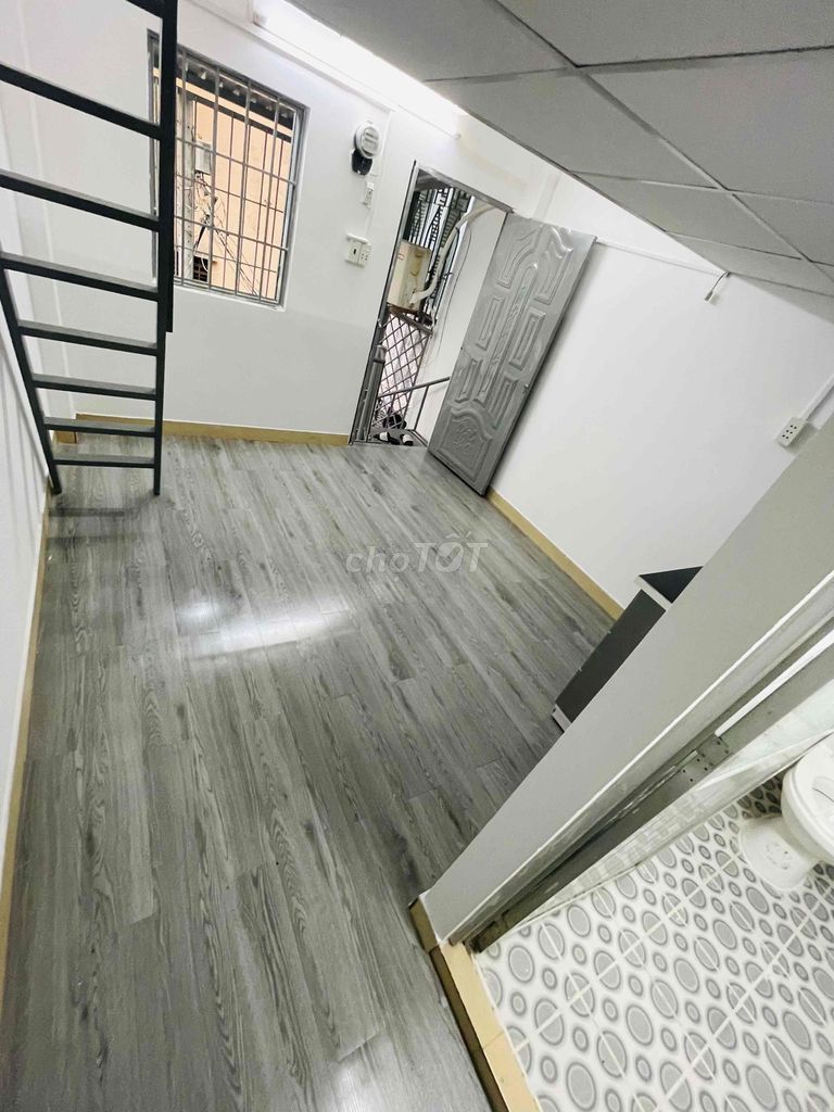Phòng dưới đất gác cao qua đầu dt rộng ở dc nhiều ng máy lạnh wc bếp