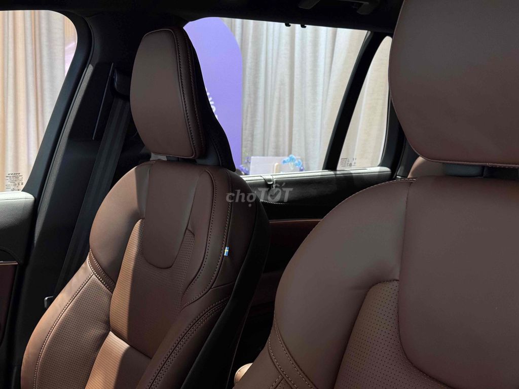 Volvo XC90 Гибридный 7-местный гибрид, серый - пятно