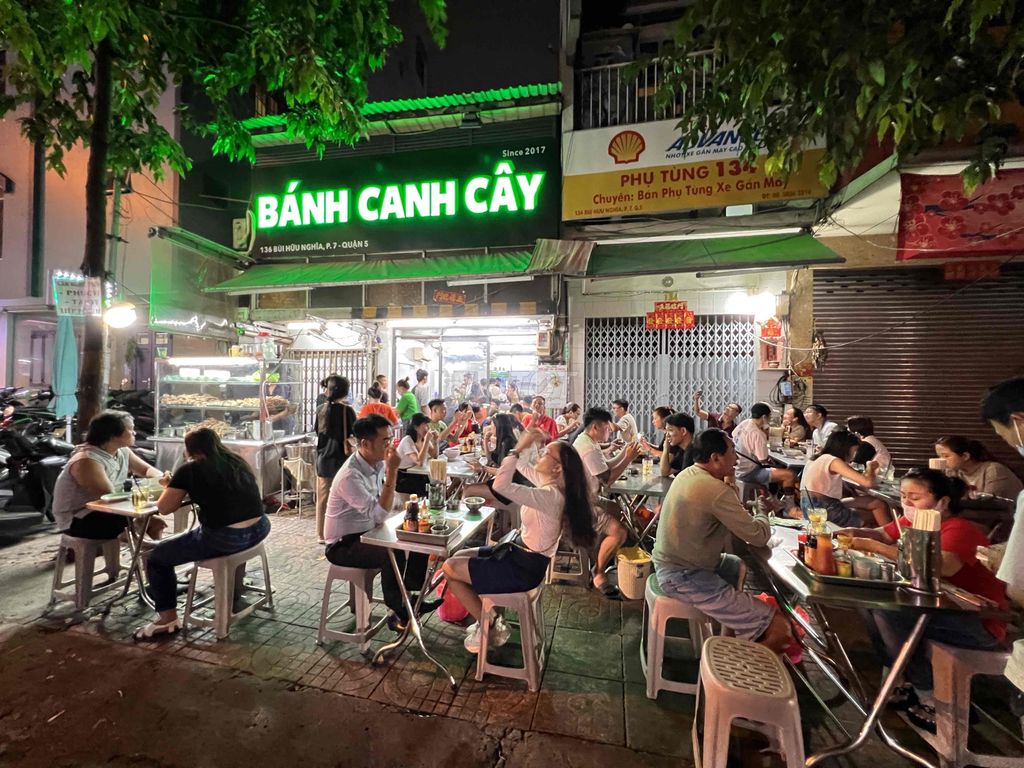 Q5 : Phục vụ /Phụbếp hủ tiếu bánh canh ,bao ăn ở