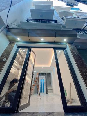 BÁN NHÀ VIP TÂY SƠN, 40 M,THANG MÁY,CÁCH PHỐ 10M,Ô TÔ ĐỖ CỬA. Mua bán nhà ở tại Quận Đống Đa Hà Nội được đăng bởi Hùng Nguyễn
