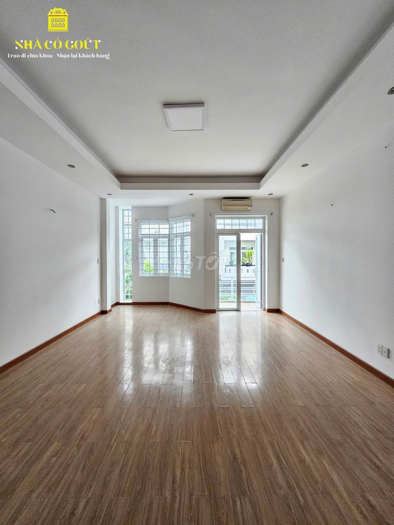 СДАЕТСЯ ДОМ ПО УЛИЦЕ № 17 КВ. 2 5X20 М, ЦОКОЛЬНЫЙ ЭТАЖ, 2 ЭТАЖА, В 16.00, 6WC, ЦЕНА 45Т.Р
