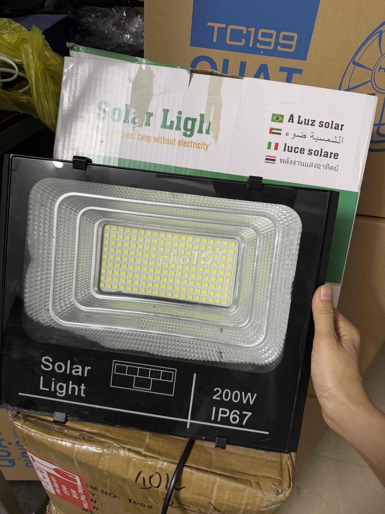 Thanh lý Đèn pha năng lượng mặt trời 200w. Mua bán Đèn tại Quận Cẩm Lệ Đà Nẵng được đăng bởi Thiệt bị điện HT hình 1