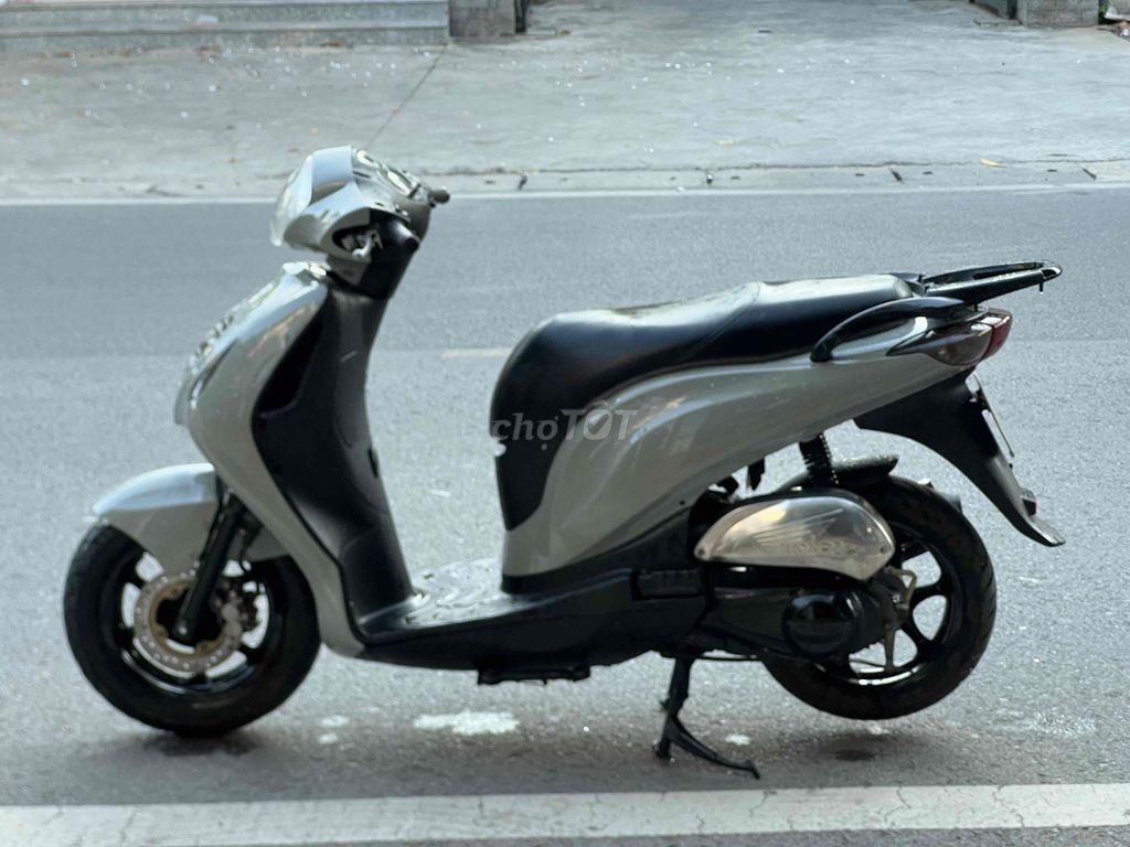 Серый скутер Honda PS
