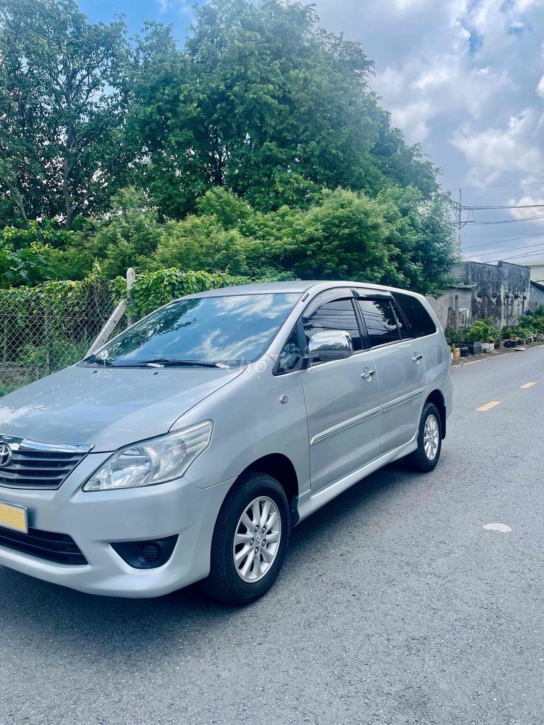 Toyota Innova E 2012 механическая Серебристый
