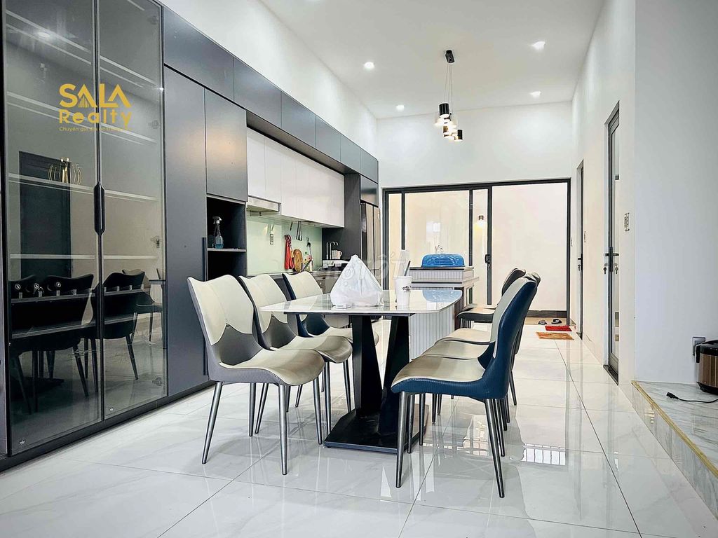 Nhà 3 tầng 1 tum mới đẹp, nội thất Luxury trong KĐT Ân Phú