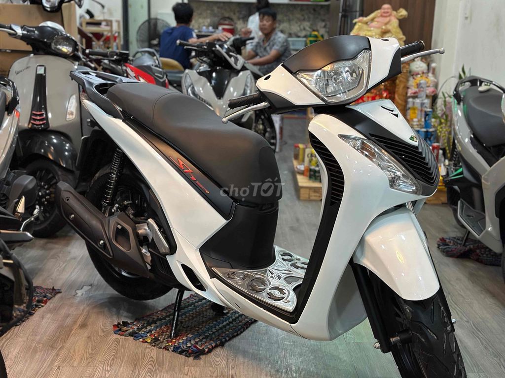 Sh 125 lên ý trắng đen 2015 nợ xấu trả trước 12tr. Mua bán Xe máy tại Quận Thanh Khê Đà Nẵng được đăng bởi Xe Máy Cũ Hải Nguyễn hình 7