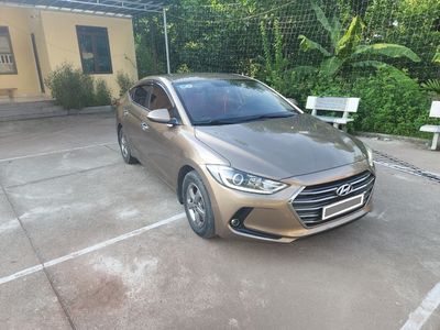 Hyundai Elantra 2017 số sàn màu nâu vàng