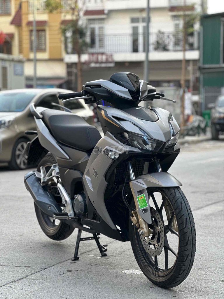 Winner V4 lướt 3000km