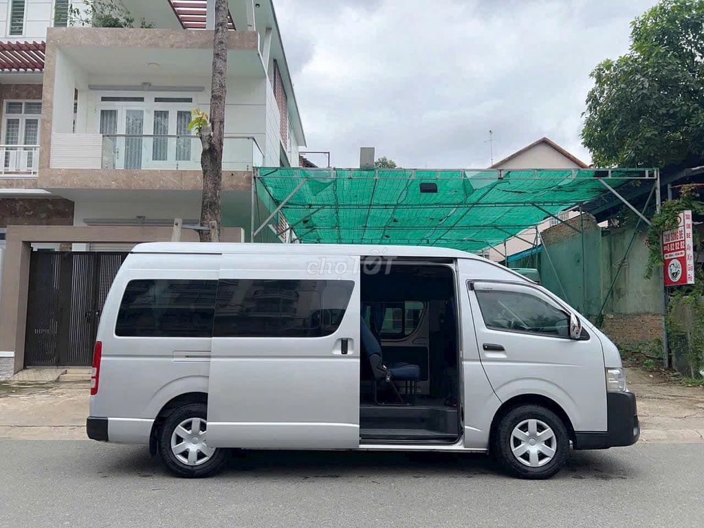Toyota Hiace 16 chỗ 2017 xám bạc số sàn đẹp. Mua bán Ô tô tại Quận Gò Vấp Tp Hồ Chí Minh được đăng bởi Quang hình 6
