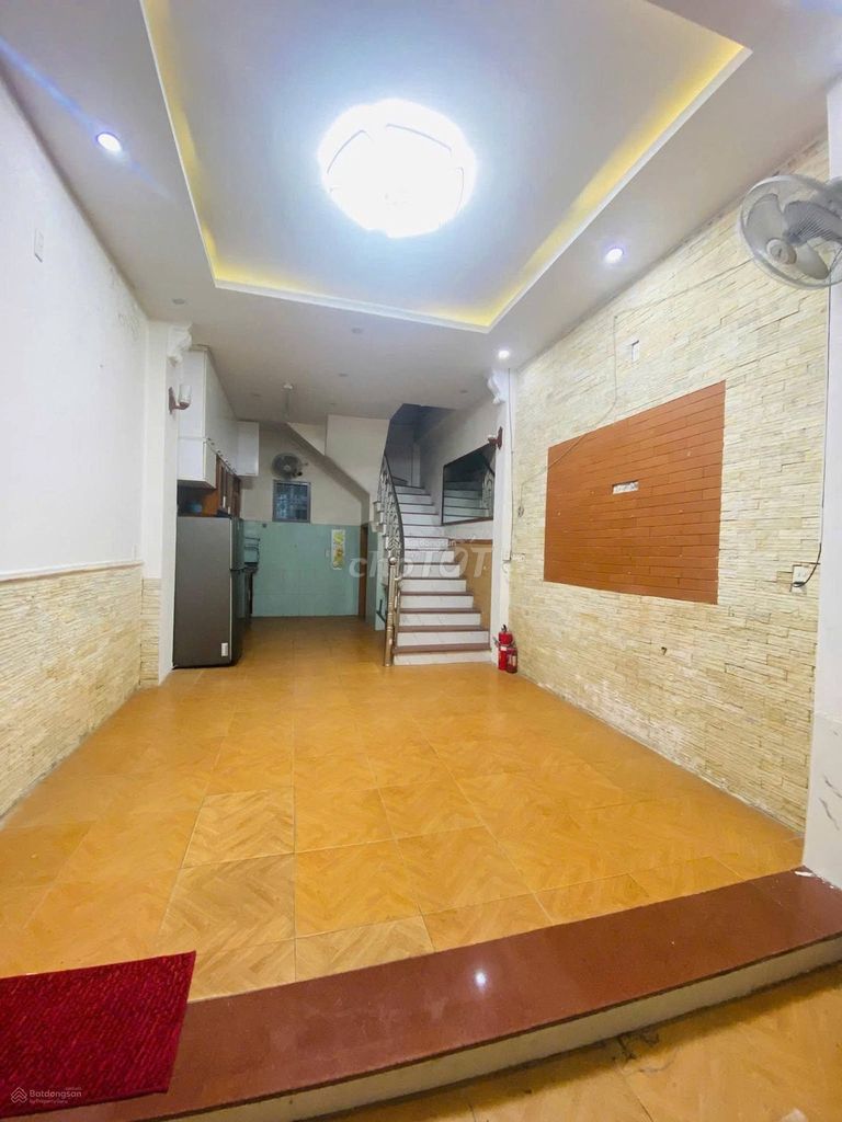 Дом в аренду в Хоанг Куок Вьет, Кау Гиай, 30 м2 x 3 этажа