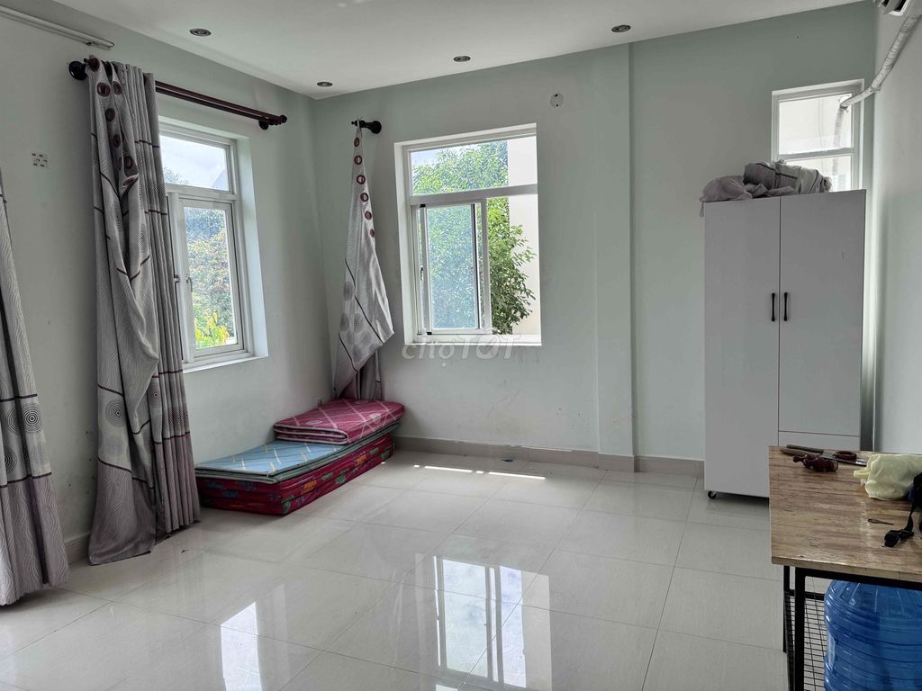 Phòng trống, máy lạnh sẵn, wc riêng, logia thoáng mát, cực chill