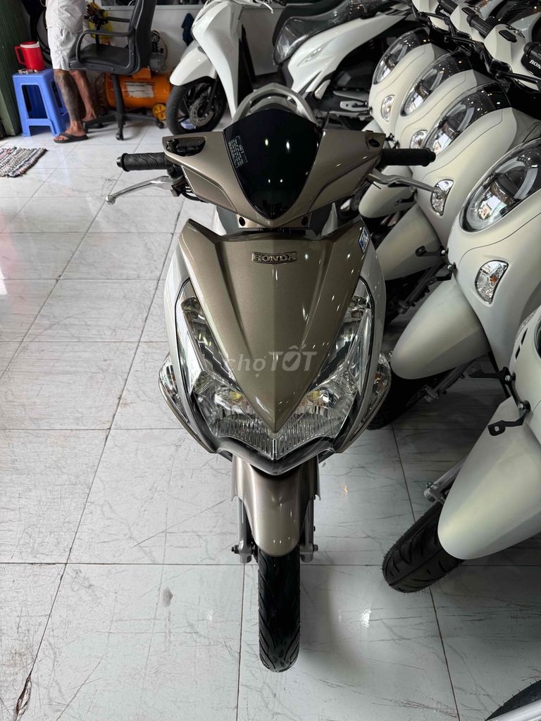 AIR BLADE 2012. Xém Cọp - Cực Đẹp - Máy Zin Êm Ấm. Mua bán Xe máy tại Thành phố Rạch Giá Kiên Giang được đăng bởi XE MÁY CŨ TÂN 128 hình 4