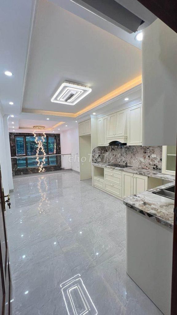 Продается переулок 89 Lac Long Quan, Tay Ho, гараж для автомобилей, лифт