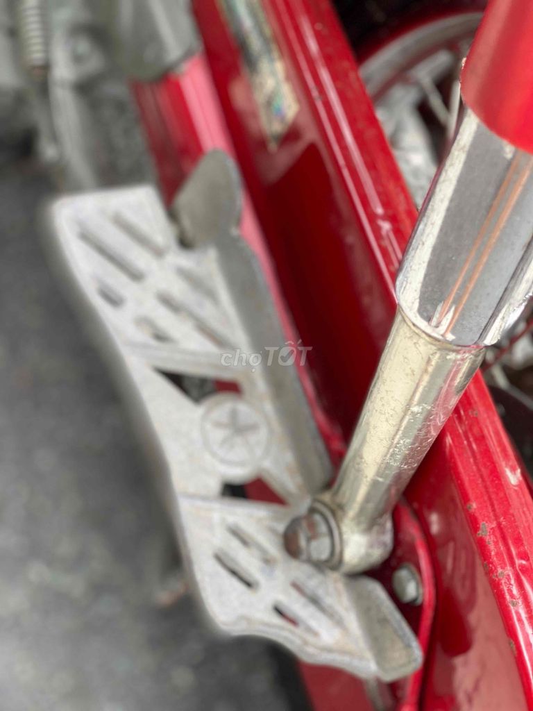 Honda 66 старый мотоцикл красного цвета