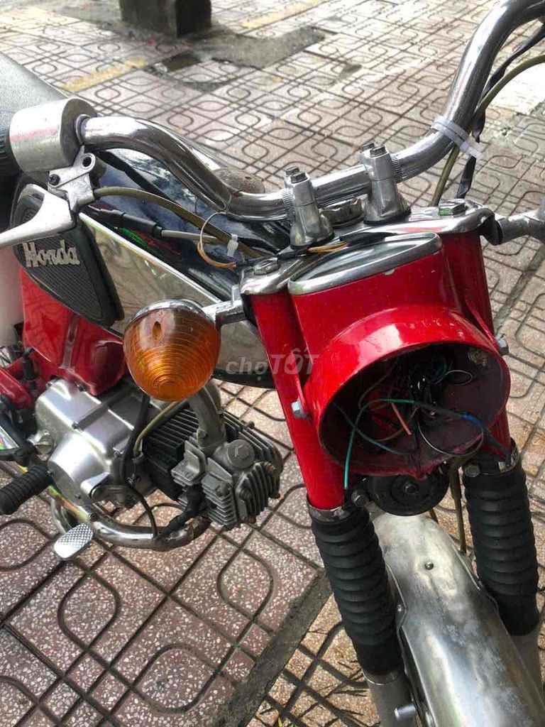 Классический мотоцикл Honda 67 красного цвета