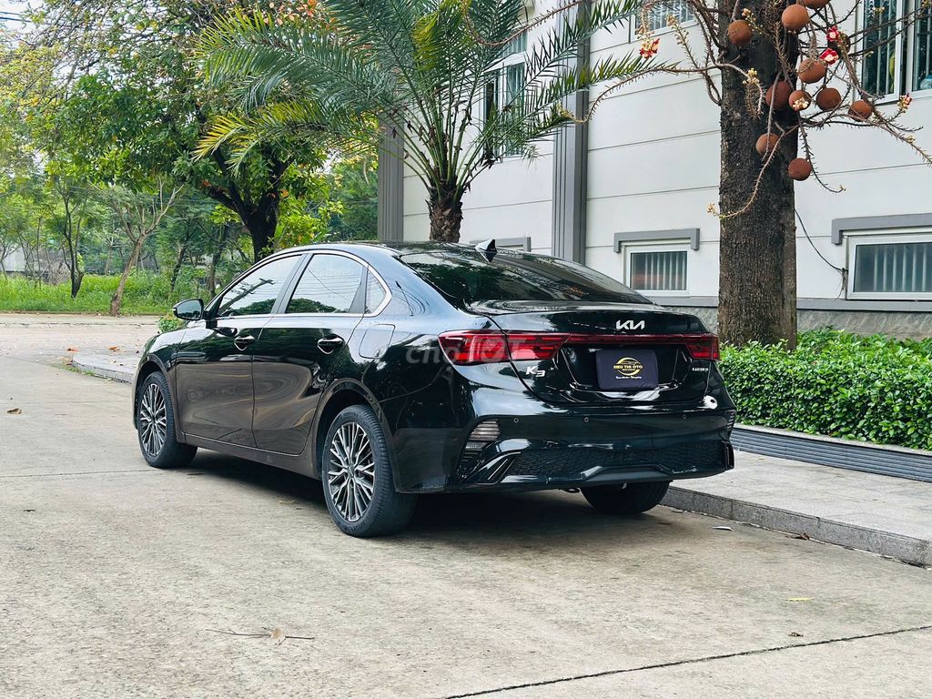 Kia K3 Luxury, черный, 5 мест