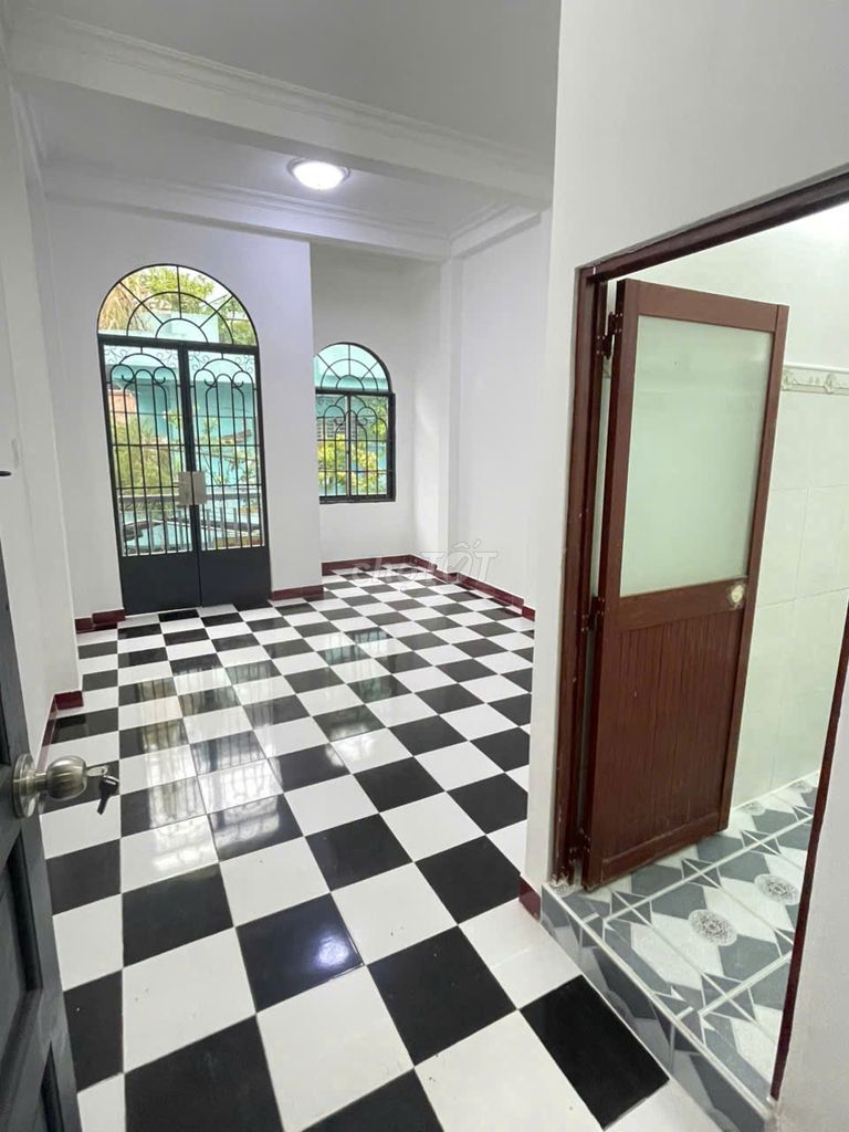 Фасадный дом Hoang Xuan Nhi в аренду, 4 этажа, 6 комнат/6 туалетов, многосекторный дом