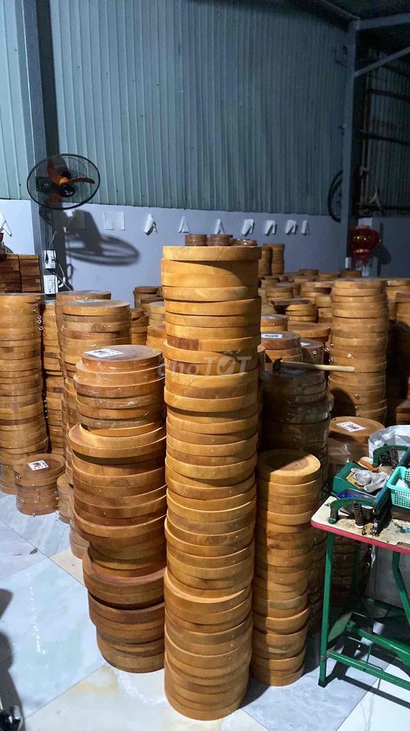 Thớt gỗ tự nhiên tròn nâu. Mua bán Dụng cụ nhà bếp tại Thành phố Thuận An Bình Dương được đăng bởi le thanh sang hình 1