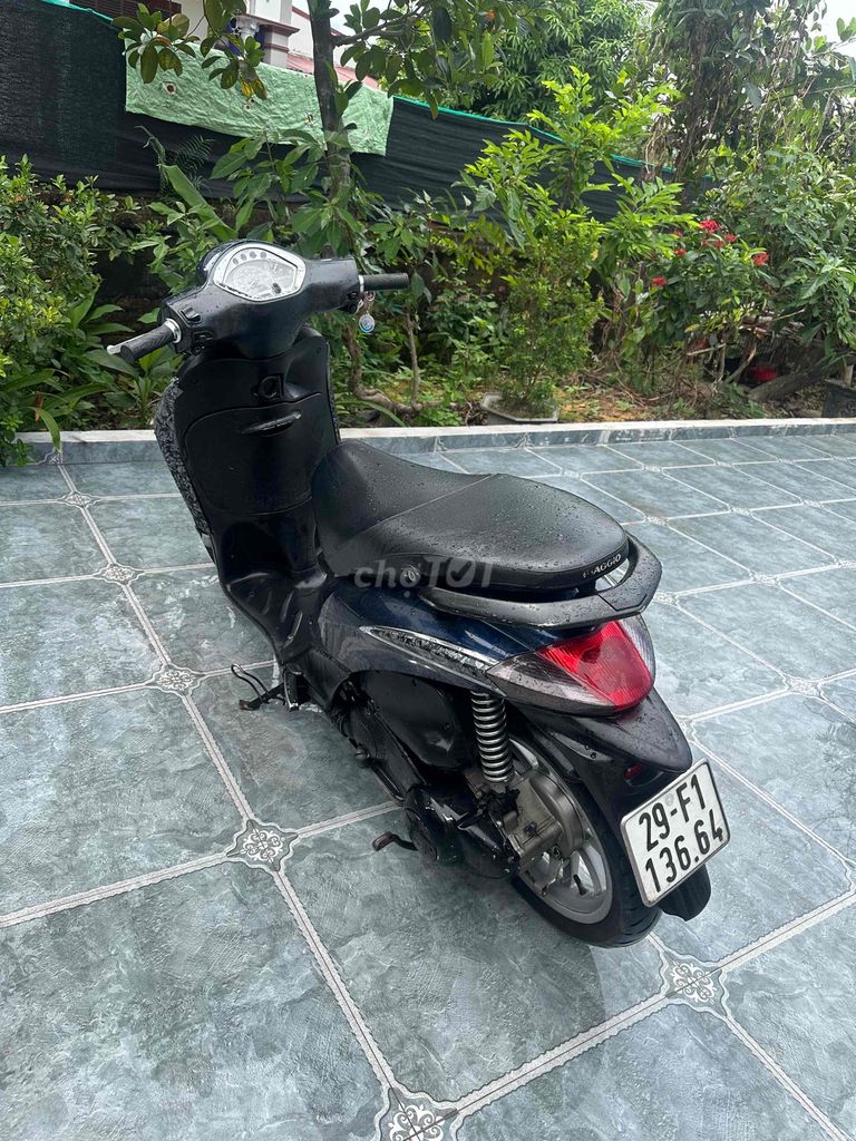 Черный скутер Piaggio Liberty