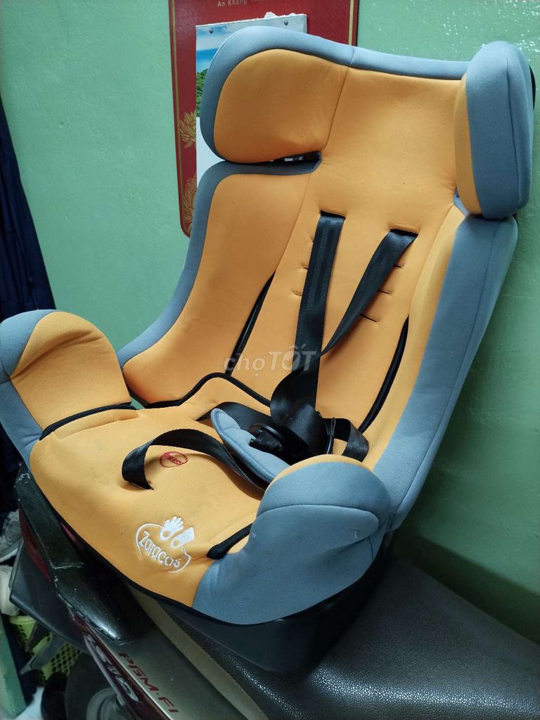 Ghế bé ngồi xe ôtô