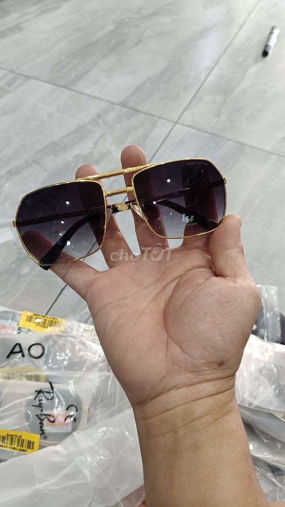 Kính râm Ray-Ban Unisex Vàng. Mua bán Phụ kiện thời trang khác tại Quận Hồng Bàng Hải Phòng được đăng bởi Thong hình 1