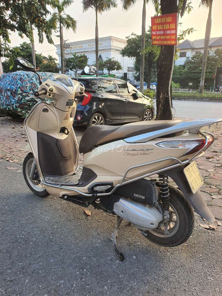 Honda Lead Premium Edition 2019, жемчужно-желтый
