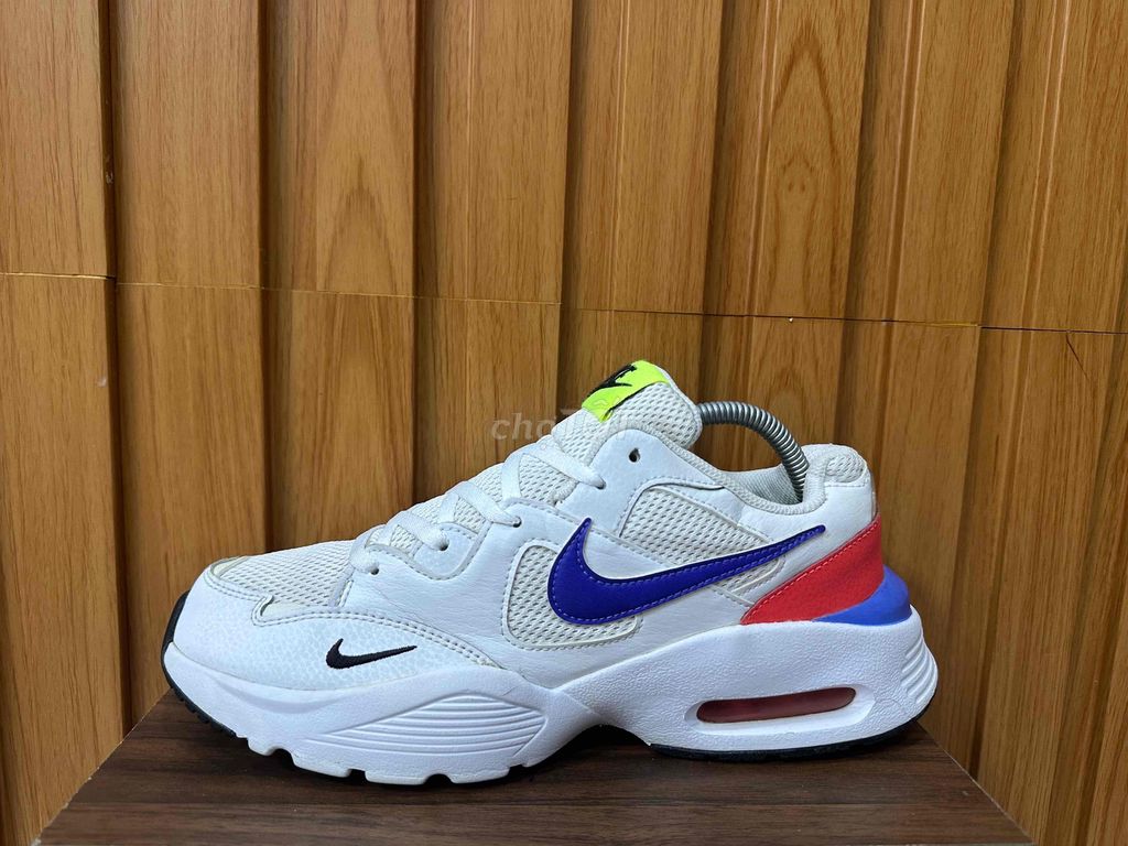 Giày nike size 42 chính hãng mới cứng zin 98%