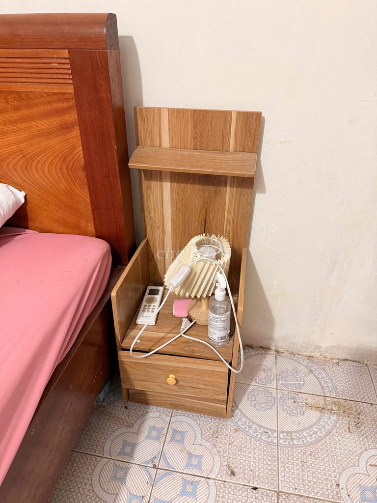 Kệ tủ đầu giường gỗ màu nâu. Mua bán Tủ, kệ gia đình tại Quận Đống Đa Hà Nội được đăng bởi Hồng Hà hình 1