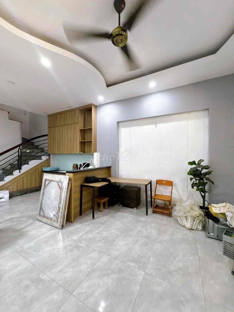Вырезание дома дома как фасад с новым замком 🏡