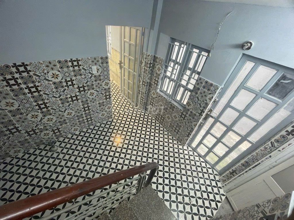 ХУИНЬ В ПЕКАРНОМ ПЕРЕУЛКЕ, ДОМ 3 ЧАСОВ-3