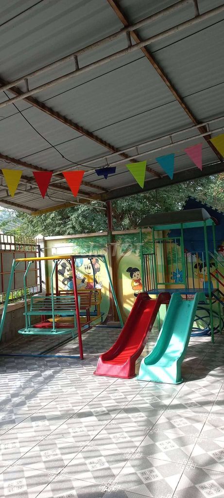 Cầu trước và đồ chơi như hinh