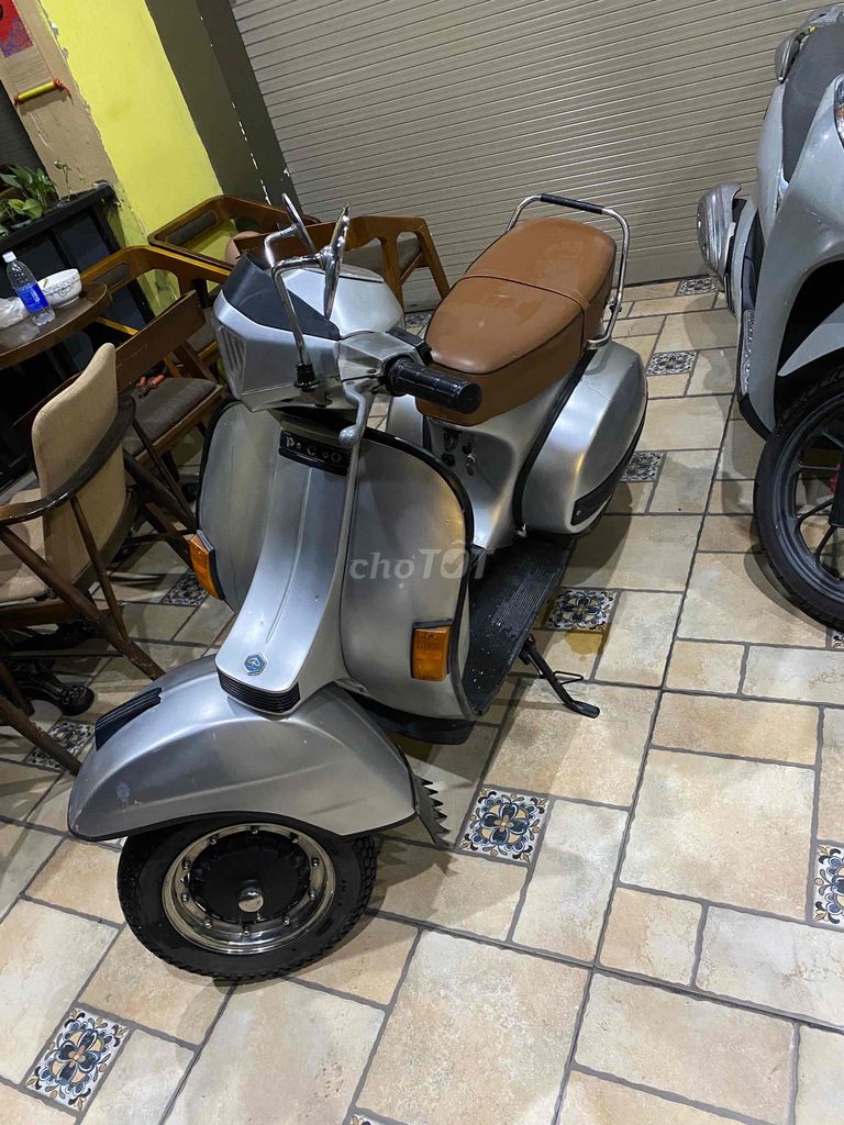 Серебристый Piaggio Vespa