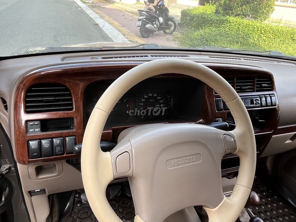 Isuzu Trooper SE с золотым песком, 7-местный