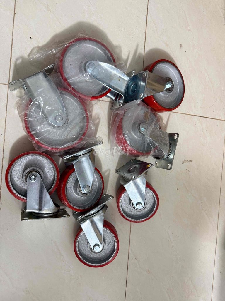 Bánh xe đẩy 8 bánh đỏ bạc mới. Mua bán Đồ chuyên dụng, Giống nuôi trồng tại Quận Bình Tân Tp Hồ Chí Minh được đăng bởi Nguyen Hieu hình 1